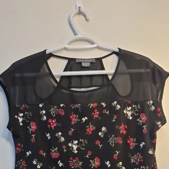 Suzie Shier Black Floral Mesh Yoke Cap Sleeve Blouse - Picture 3 of 5